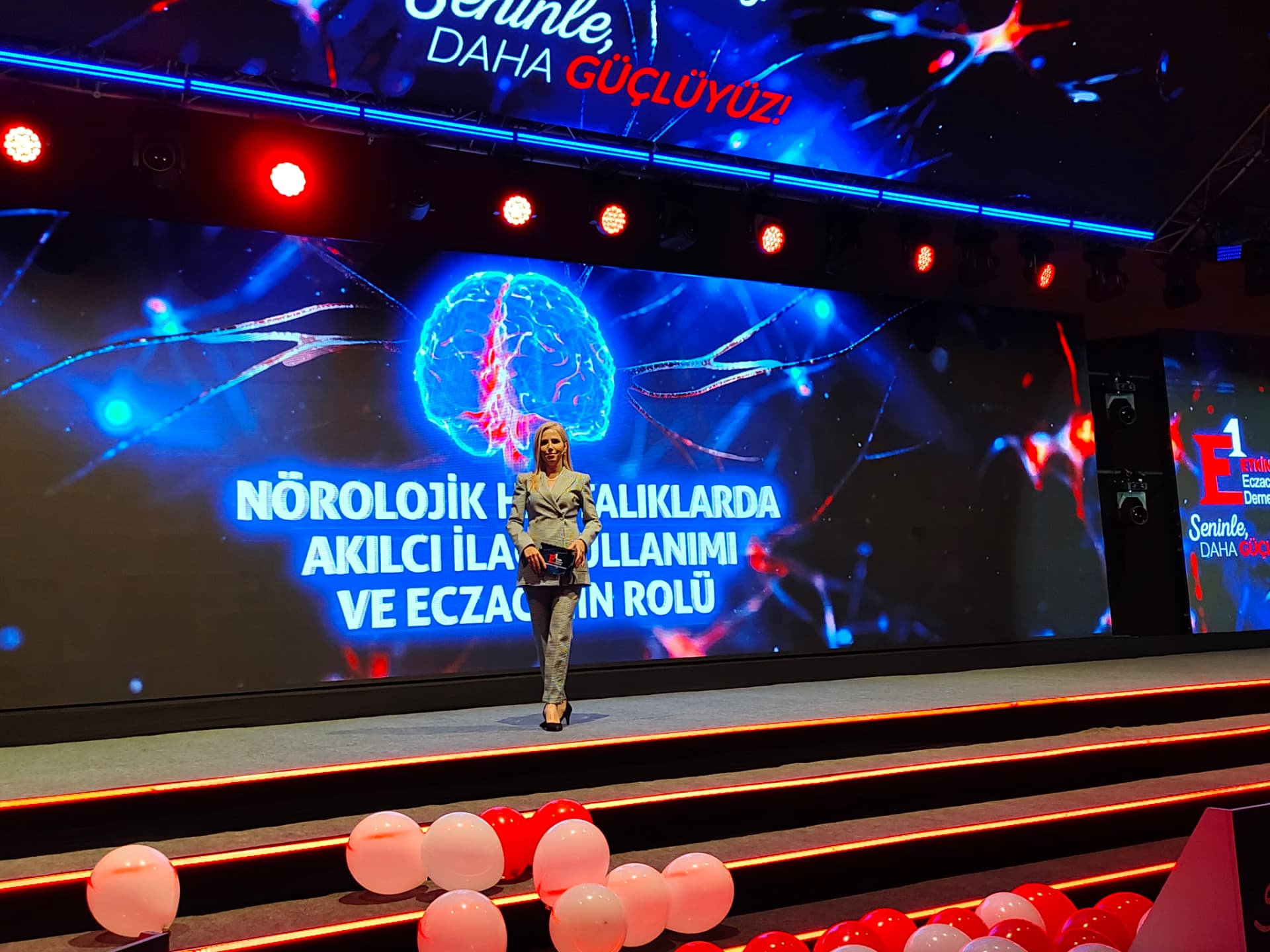 Melis Küçüköner – Eczacılık kongresi sahne sunumu