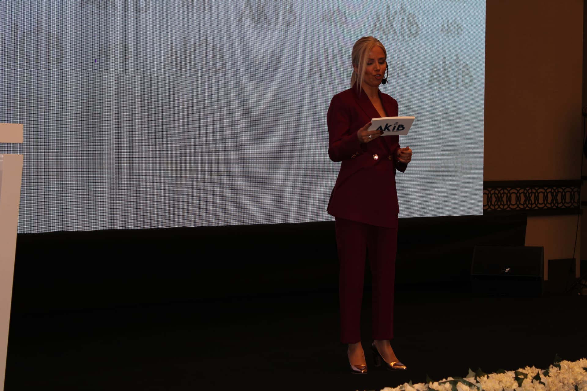 Melis Küçüköner – AKİB etkinliğinde sahne sunumu